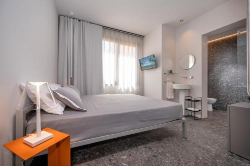 Small Double Room image 3