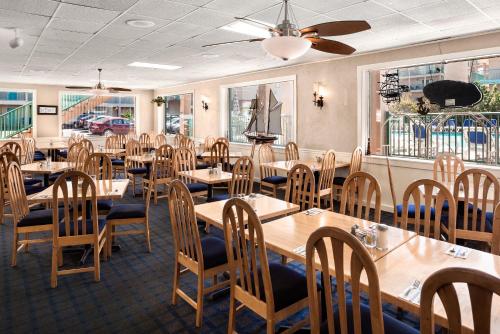 Restaurant, Days Inn by Wyndham Ocean City Oceanfront in Boardwalk