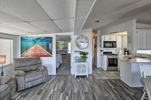 Bright Home with Resort Perks - Walk to Lake Havasu! - image 12