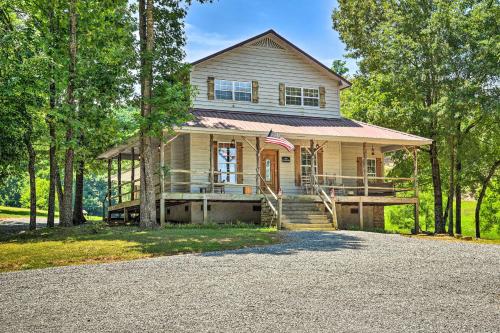 Guntersville Cabin Nestled in Kudzu Cove Resort in Guntersville, USA