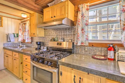 Lake Hermit Cabin w/ Kayaks & Paddleboards! in Sanbornton (NH)