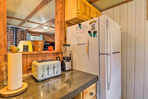 Lake Hermit Cabin w/ Kayaks & Paddleboards! in Sanbornton (NH)