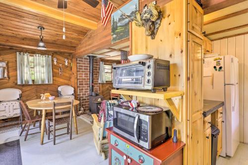 Lake Hermit Cabin w/ Kayaks & Paddleboards! in Sanbornton (NH)