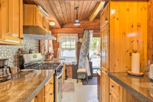 Lake Hermit Cabin w/ Kayaks & Paddleboards! in Sanbornton (NH)