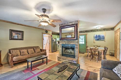 Cabin in Resort - half Mi to Guntersville Lake! in Guntersville, USA