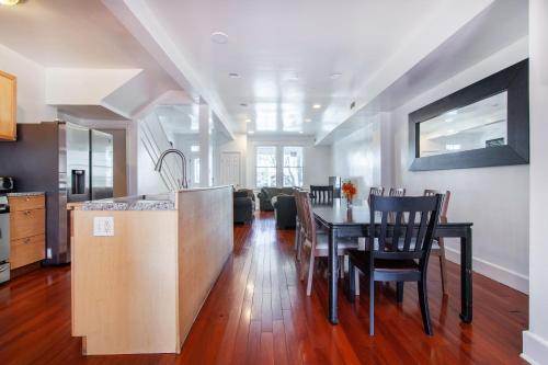 Spacious, Relaxing, 4 Bd 3.5 Ba Home In Petworth! thumb 4