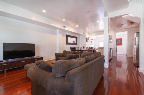 Spacious, Relaxing, 4 Bd 3.5 Ba Home In Petworth! in Washington, USA