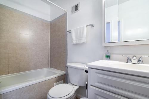 Spacious, Relaxing, 4 Bd 3.5 Ba Home In Petworth! in Washington, USA