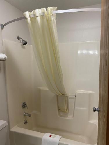 Super 8 by Wyndham Independence - image 10