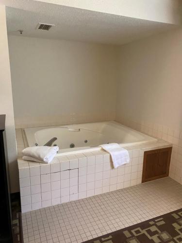Super 8 by Wyndham Independence - image 13