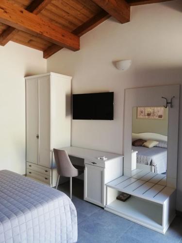 One-Bedroom Apartment image 2