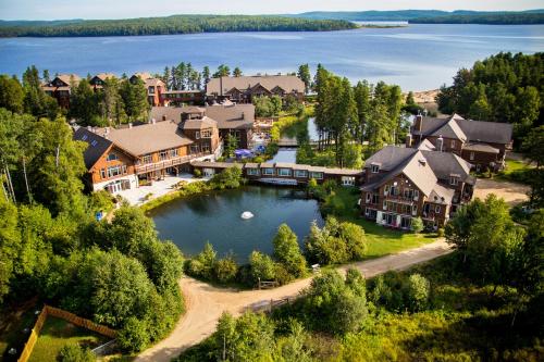 Exterior view of Auberge du Lac Taureau et Condos