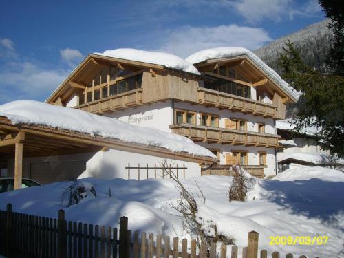  Beautiful home with a veranda and jetty, located near a pond, Pension in Bant bei Luttelgeest