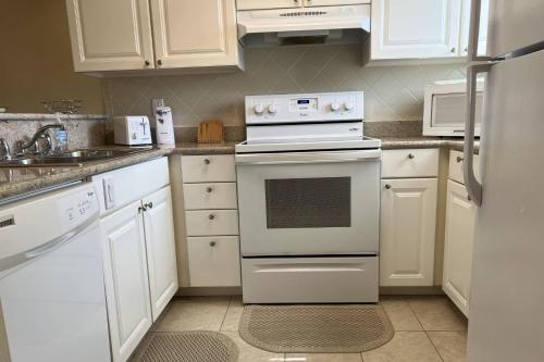 Newly Listed! 20 Percent Off! Golf and Tennis Community Retreat in Wesley Chapel, USA