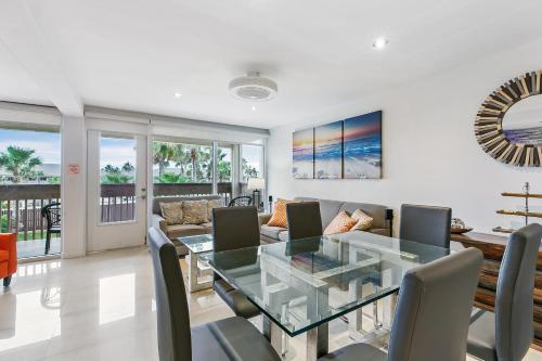 Time to Beach Happy! Close to the beach & pool in beautiful beachfront resort - image 7
