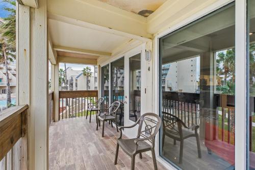 Time to Beach Happy! Close to the beach & pool in beautiful beachfront resort - main image