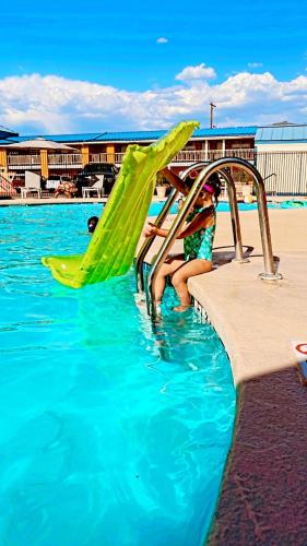 Swimmingpool, The Classic Desert Aire Hotel in Alamogordo (NM)