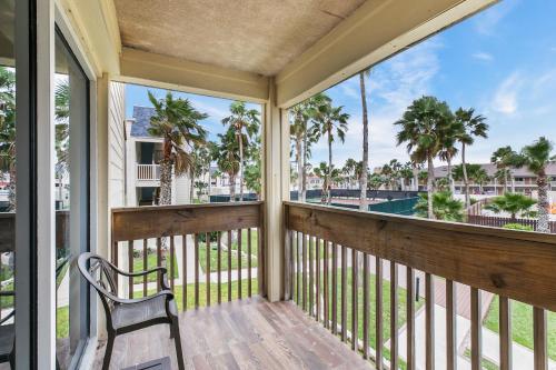 Time to Beach Happy! Close to the beach & pool in beautiful beachfront resort - image 12