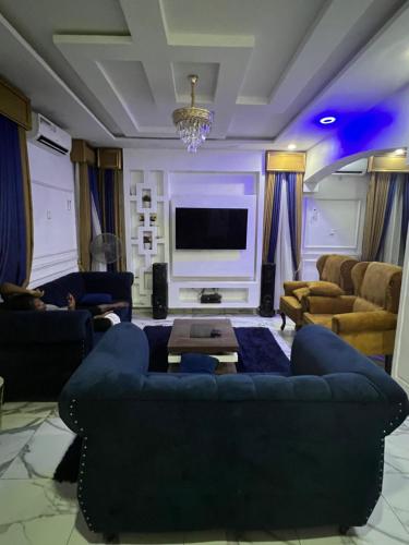 New Luxury 3 bedroom Duplex with private gym and close to Ikeja Airport in Ifako-Ijaiye