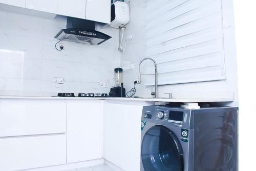 New Luxury 3 bedroom Duplex with private gym and close to Ikeja Airport in Ifako-Ijaiye