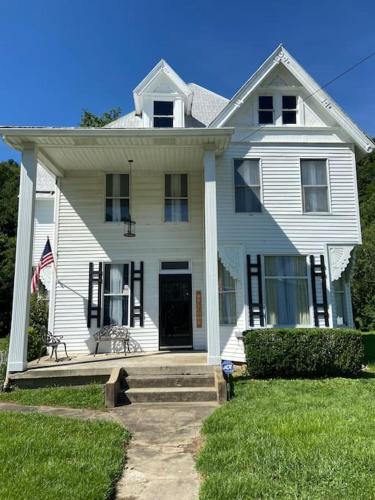 . Country Roads Guest House on the Little Coal River