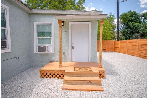 Cozy and Lovely 2BR 1BA Apt#B Near Lively Downtown in San Antonio, USA