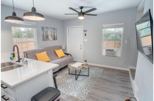 Cozy and Lovely 2BR 1BA Apt#B Near Lively Downtown in San Antonio, USA