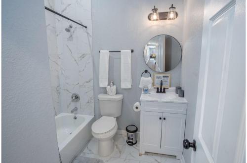 Cozy and Lovely 2BR 1BA Apt#B Near Lively Downtown in San Antonio, USA