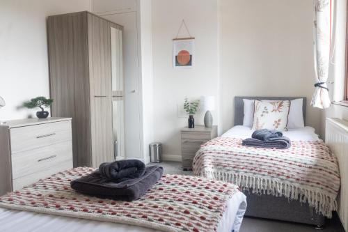 . Adrian House, near Hospital, easy parking + garden