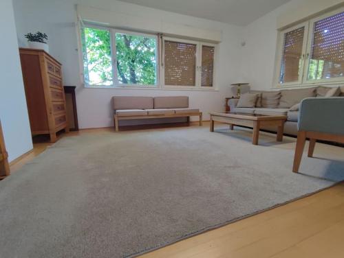 Lovely 2-bedroom Apt with free parking & wifi