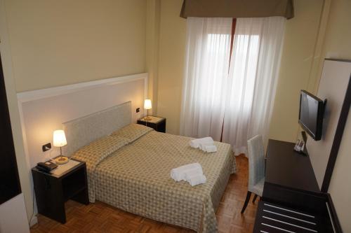 1 queen bed, 2 twin beds