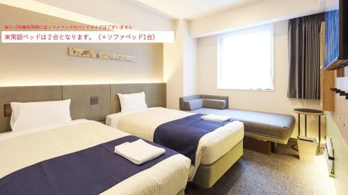 Standard Twin Room with Sofa Bed image 7