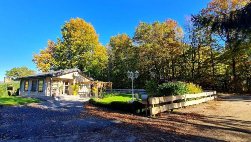 Chalet Au P'tit Bonheur à...Deux gîte à louer Beausaint lez La Roche
