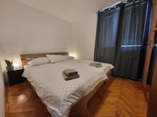 2 bedrooms, 3 beds