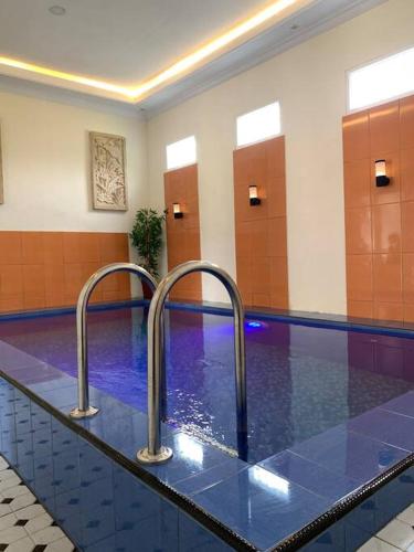 Kayz Villa Batu dengan Kolam Renang Pribadi · Batu