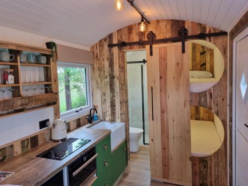 кухня, Rusty - Shepherds hut sleeps up to 4 in Sidlesham