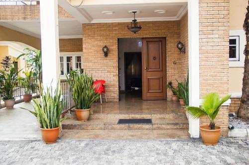 SMART APARTMENT - 4-bedroom Short-Stay home in a secured location photo 1