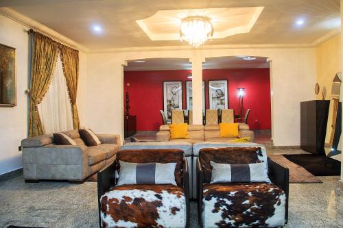 SMART APARTMENT - 4-bedroom Short-Stay home in a secured location photo 3