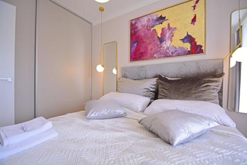 One-Bedroom Apartment image 9