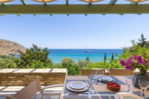 Sun-rock house by the sea, Ándros (fotografie 3)