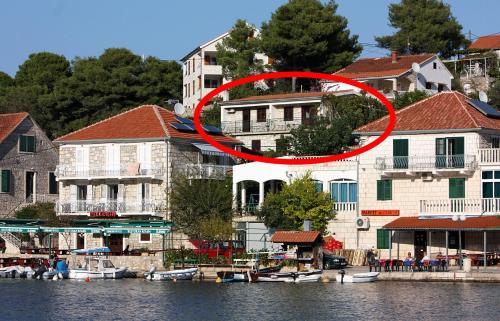 Apartments by the sea Stomorska, Solta - 782, Stomorska