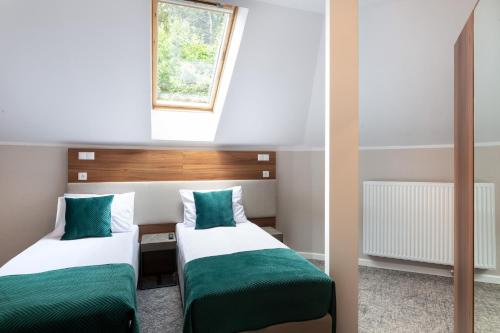 4 twin beds