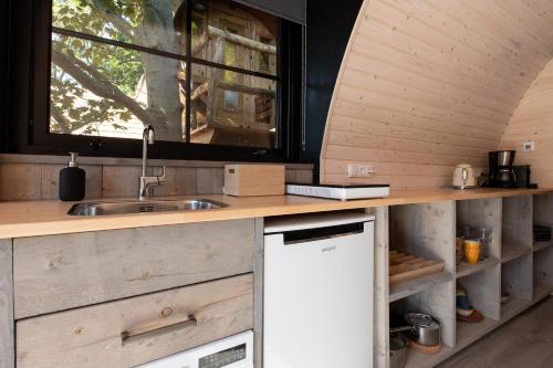 Pod huisje met hottub in Dokkum binnen de Bolwerken