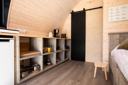 Pod huisje met hottub in Dokkum binnen de Bolwerken