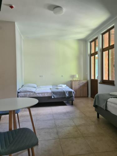 7 twin beds