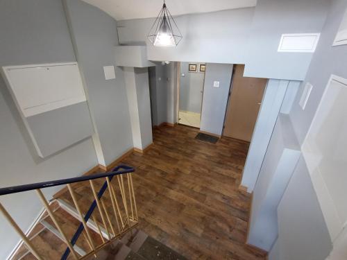 APARTAMENT VENGE -CAŁE MIESZKANIE 46m2 NA WYŁĄCZNOŚĆ - Z JEDNĄ SYPIALNIĄ I JEDNYM SYPIALNO-SALONEM -3 PIĘTRO BEZ WINDY- REZERWACJA BEZ KARTY KREDYTOWEJ-KLIMATYZACJA-KINO DOMOWE-PROJEKTOR-100-NETFLIX-BEZPŁATNY PARKING PUBLICZNY NA MONITOROWANYM PODWÓRZU, Breslau (Foto 8)
