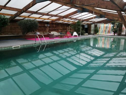 Gîte L'Ange Blanc 12 chambres, 28 personnes, piscine couverte chauffée