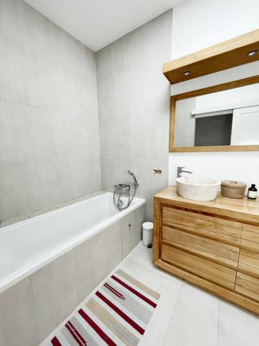 Bathroom, GuestReady - Charming 3-bed House with Garden in La Bastide