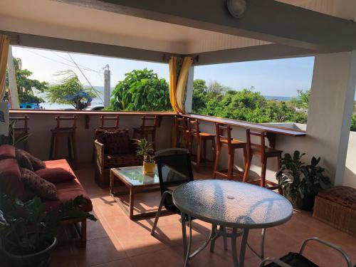 Bar/Lounge, Airport Beach Hotel in Montego Bay
