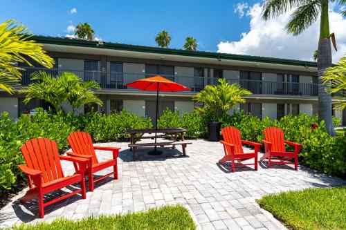 Room 127 - Waterfront, Heated Pool, Huge TV, Tiki Bar & Grill in Sarasota, USA